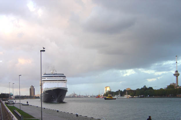 Cruiseschip ms Rotterdam van de Holland America Line aan de Cruise Terminal Rotterdam